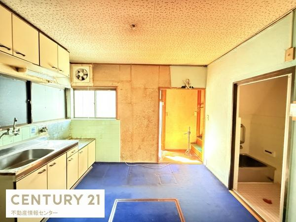 【洋室】 | 西九条一丁目　中古戸建 | リフォームしがいのあるお部屋です！一から好きなようにプランニングできます。