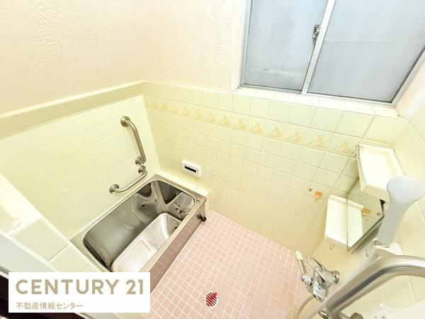 【浴室】 | 西九条一丁目　中古戸建 | リフォームしがいのあるお部屋です！一から好きなようにプランニングできます。