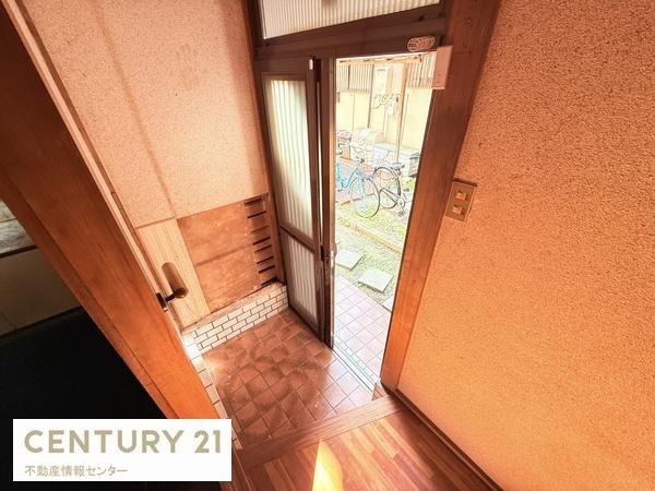 【玄関】 | 西九条一丁目　中古戸建 | リフォームしがいのあるお部屋です！一から好きなようにプランニングできます。