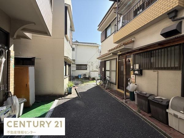 【前面道路含む現地写真】 | 西九条一丁目　中古戸建 | リフォームしがいのあるお部屋です！一から好きなようにプランニングできます。