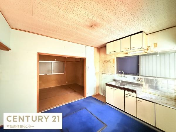 【居間・リビング】 | 西九条一丁目　中古戸建 | リフォームしがいのあるお部屋です！一から好きなようにプランニングできます。