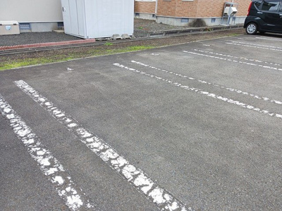 【駐車場】 | プロムナ－ドＫ | 駐車場があるので、車を買う予定の方も安心です