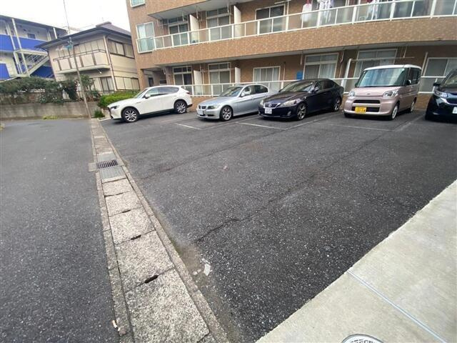 明原サンハイツの駐車場| 