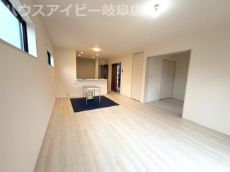 【居間・リビング】 | 北方町北方新築建売限定1邸！リビング18帖の5LDK！お車スペース4台可能！小中学校徒歩6分！ | 北方町北方新築建売限定1邸！リビング18帖の5LDK！お車スペース4台可能！小中学校徒歩6分！