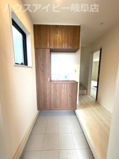 【玄関】 | 北方町北方新築建売限定1邸！リビング18帖の5LDK！お車スペース4台可能！小中学校徒歩6分！ | 北方町北方新築建売限定1邸！リビング18帖の5LDK！お車スペース4台可能！小中学校徒歩6分！