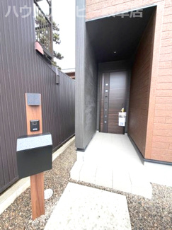 【玄関】 | 北方町北方新築建売限定1邸！リビング18帖の5LDK！お車スペース4台可能！小中学校徒歩6分！ | 北方町北方新築建売限定1邸！リビング18帖の5LDK！お車スペース4台可能！小中学校徒歩6分！