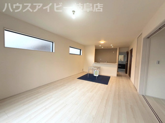 【居間・リビング】 | 北方町北方新築建売限定1邸！リビング18帖の5LDK！お車スペース4台可能！小中学校徒歩6分！ | 北方町北方新築建売限定1邸！リビング18帖の5LDK！お車スペース4台可能！小中学校徒歩6分！