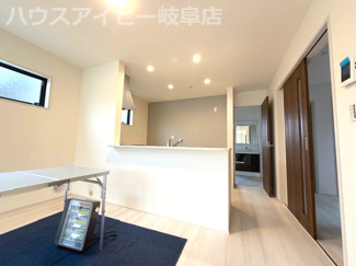 【居間・リビング】 | 北方町北方新築建売限定1邸！リビング18帖の5LDK！お車スペース4台可能！小中学校徒歩6分！ | 北方町北方新築建売限定1邸！リビング18帖の5LDK！お車スペース4台可能！小中学校徒歩6分！