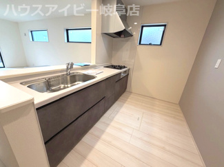 【キッチン】 | 北方町北方新築建売限定1邸！リビング18帖の5LDK！お車スペース4台可能！小中学校徒歩6分！ | 北方町北方新築建売限定1邸！リビング18帖の5LDK！お車スペース4台可能！小中学校徒歩6分！