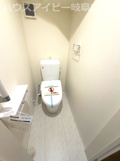 【トイレ】 | 北方町北方新築建売限定1邸！リビング18帖の5LDK！お車スペース4台可能！小中学校徒歩6分！ | 北方町北方新築建売限定1邸！リビング18帖の5LDK！お車スペース4台可能！小中学校徒歩6分！