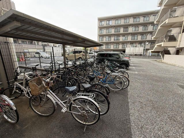 明治レジデンスの駐車場