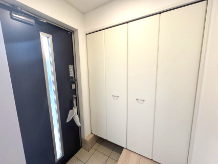 クレイドルガーデン阪南市自然田第3　1号棟の収納|大型玄関ドアはデザイン性だけでなく、防犯性の高い2重ロック仕様を採用しました。