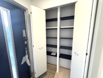 クレイドルガーデン阪南市自然田第3　1号棟の収納|散らかりがちな靴をたっぷり収納できる玄関収納で、急な来客時も安心。