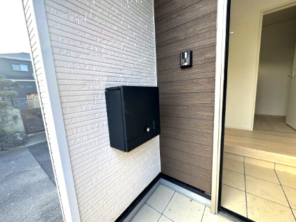 クレイドルガーデン阪南市自然田第3　1号棟の玄関|玄関横には宅配ボックスを完備