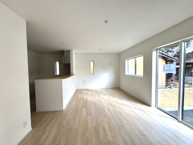 クレイドルガーデン阪南市自然田第3　1号棟の居間・リビング|オール電化住宅エコキュート付き住宅。窓から差し込む豊かな光が、リビングをパッと明るく彩ります。