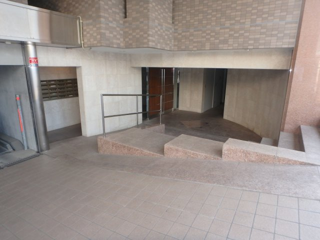 セレナハイム小石川西館のエントランス