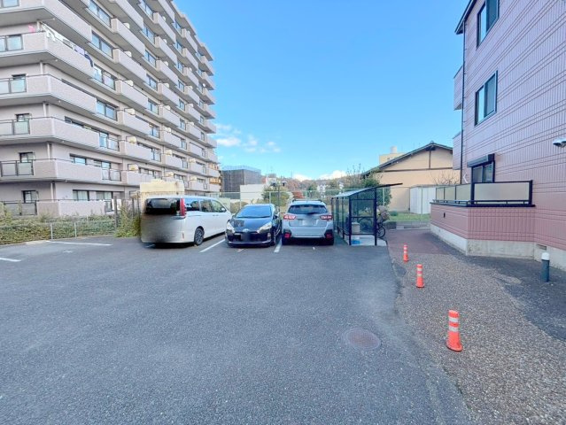 クレスト東生駒の駐車場