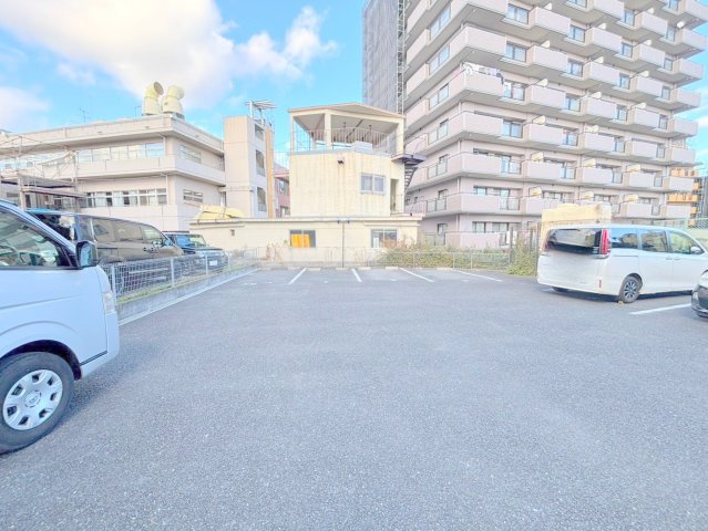 クレスト東生駒の駐車場