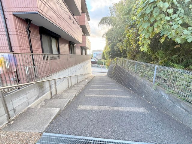 クレスト東生駒の駐車場