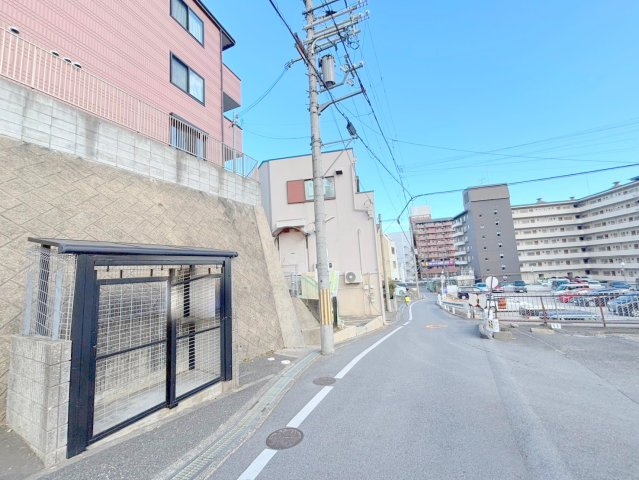 クレスト東生駒の駐車場