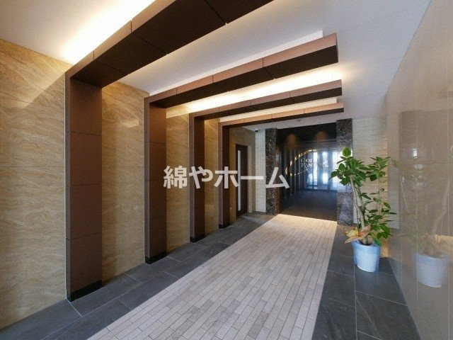 ファステート大阪上本町ソーレのロビー|落ち着いたエントランスです