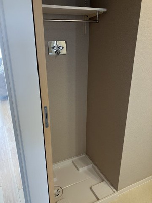 【ランドリースペース】 | クリーンリバーフィネス手稲オーブ | 洗濯機スペース上部にはハンガーポール付きの可動棚あり♪