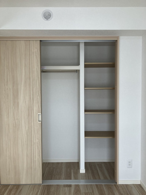 【収納】 | クリーンリバーフィネス手稲オーブ | リビング隣接洋室は、広々クローゼットあり♪