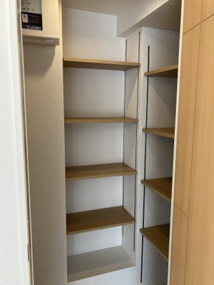 【収納】 | クリーンリバーフィネス手稲オーブ | リビングに面したウォークイン収納あり♪