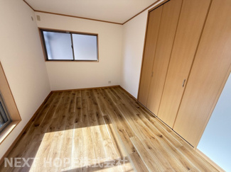 【洋室】 | 宝塚市宝梅３丁目中古戸建 | ２階洋室６帖です♪バルコニーに面した明るく開放的な室内です！！大きなウォークインクローゼットも設けられております！！