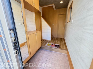 【玄関】 | 宝塚市宝梅３丁目中古戸建 | 玄関には大きなシューズBOXが設けられております♪ミラー付きでお出かけ前の身だしなみチェックもできます！！