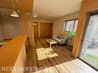 【居間・リビング】 | 宝塚市宝梅３丁目中古戸建 | 窓も多い明るいリビングです♪ぜひ現地でゆっくりご確認ください！！