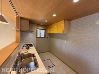 【キッチン】 | 宝塚市宝梅３丁目中古戸建 | キッチン後方には吊収納が設けられております♪