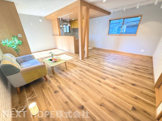 【居間・リビング】 | 宝塚市宝梅３丁目中古戸建 | LDKはゆとりの20帖です♪休日もご家族がゆっくり寛げる癒しの空間です！！令和７年９月リフォーム済み！お待たせ無しで即ご入居していただけます！！ぜひ素敵な室内をご覧ください！！