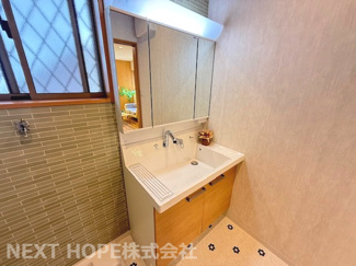 【独立洗面台】 | 宝塚市宝梅３丁目中古戸建 | 新品の洗面化粧台です♪シャワー水栓で使い勝手も良いです！！洗面台横には室内洗濯機置き場もございます！！