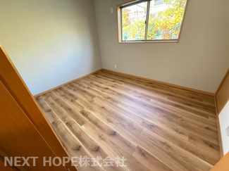 【洋室】 | 宝塚市宝梅３丁目中古戸建 | ２階洋室６帖です♪こちらの居室には天窓が設けられております！！室内は令和７年９月リフォーム済み！お待たせ無しで即ご入居していただけます！！