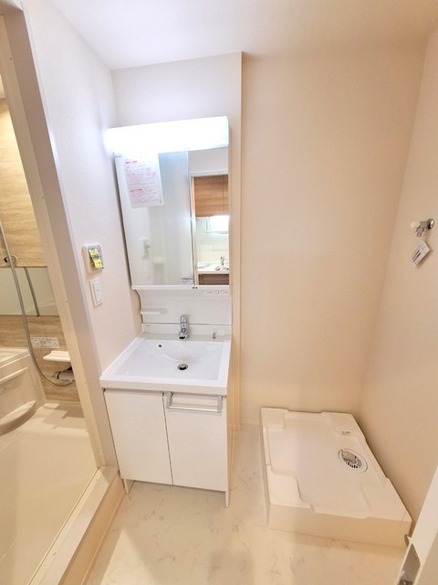 ＦｒｅｕｄｅＷｅｓｔｅｎ　フロイデヴェステンの洗面所|★3面鏡の洗面台★室内洗濯機置き場★