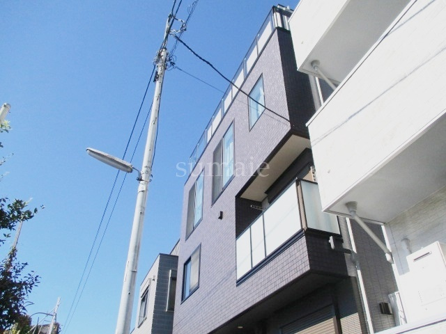 フラットカークの外観|四階建ての物件です☆