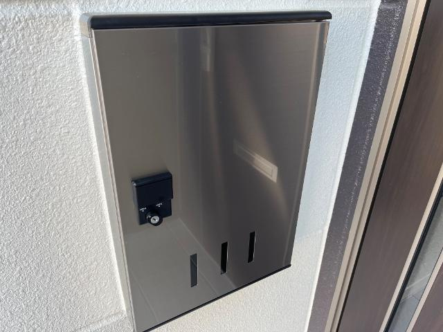 メゾンスズナの玄関|宅配ボックス