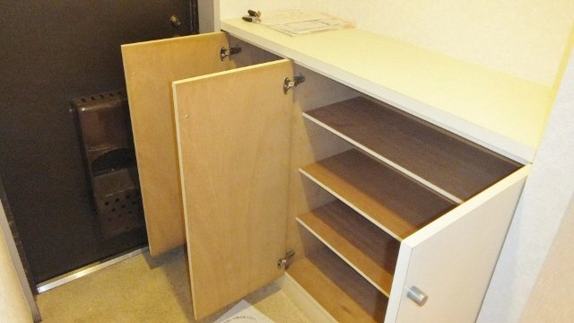 プラムロイヤル原木中山の玄関|下駄箱完備