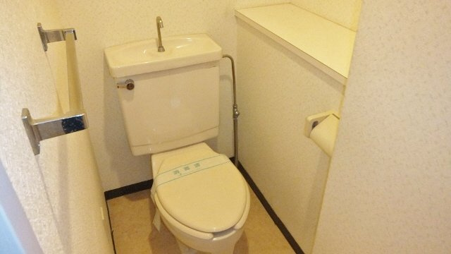 プラムロイヤル原木中山のトイレ|トイレ横に棚付いています