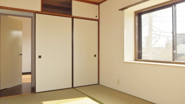 プラムロイヤル原木中山の居間・リビング|天袋付和室収納です