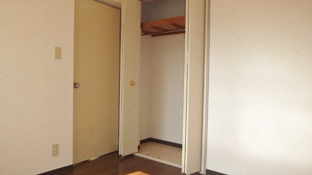 プラムロイヤル原木中山の居間・リビング|ｸﾛーｾﾞｯﾄタイプの収納です