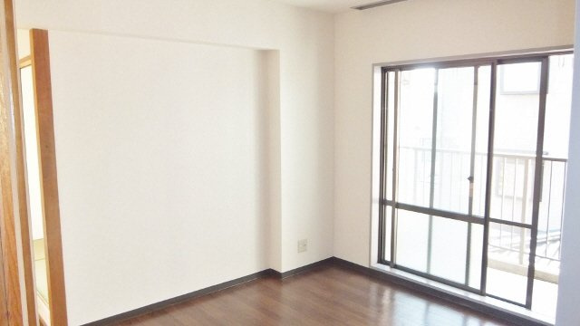 プラムロイヤル原木中山の居間・リビング|リビング10帖