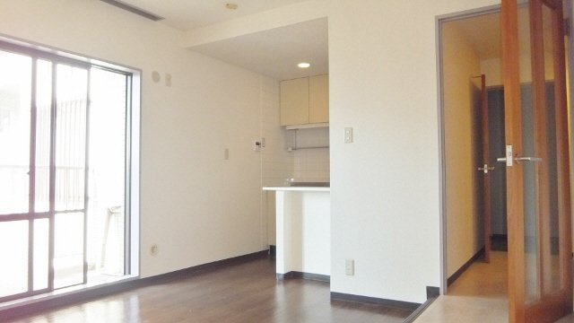 プラムロイヤル原木中山の居間・リビング|とっても広々としている室内です