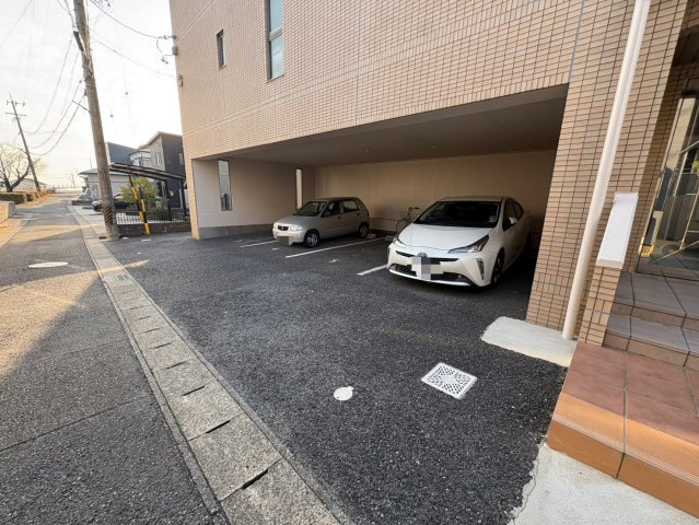 シークハイム弐番館の駐車場