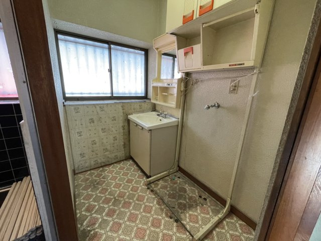 【脱衣所】 | 多くの戸建て住宅で見かける洗面脱衣所は、洗面台と洗濯機が2畳ほどのスペースに並べられていて、洗面所が脱衣所を兼ね備えている間取りが一般的です。お客様が利用することもある、パブリックな空間でもあります。