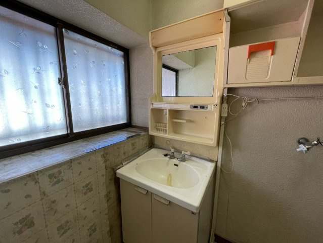 【独立洗面台】 | 洗面化粧台では顔を洗ったり、身だしなみを整えることが本来の使い方ですが、用途によっては洗面化粧台に求められる機能が違ってくるため、ご自身や家族のライフスタイルに合ったものを選ぶことをおすすめ致します。