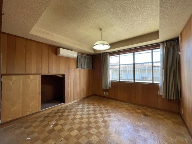 【洋室】 | 洋室のメリットは重い家具が置きやすく、身の回りが整理しやすいことです。 床がフローリングのため畳とは異なり凹みにくいです。 クローゼットなど収納が豊富で、普段使わない旅行カバンや服の整頓も簡単にです。