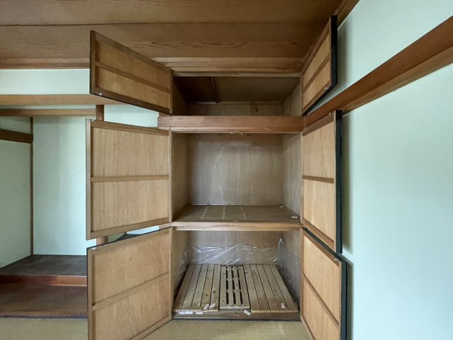 【収納】 | デザイン性を重視しすぎて収納が少なかった！なんてことにならないため、事前に現地で収納の数を確認しておくことをお勧めします。クローゼット以外にも床下収納や屋根裏収納、パントリーなどもチェックしましょう。