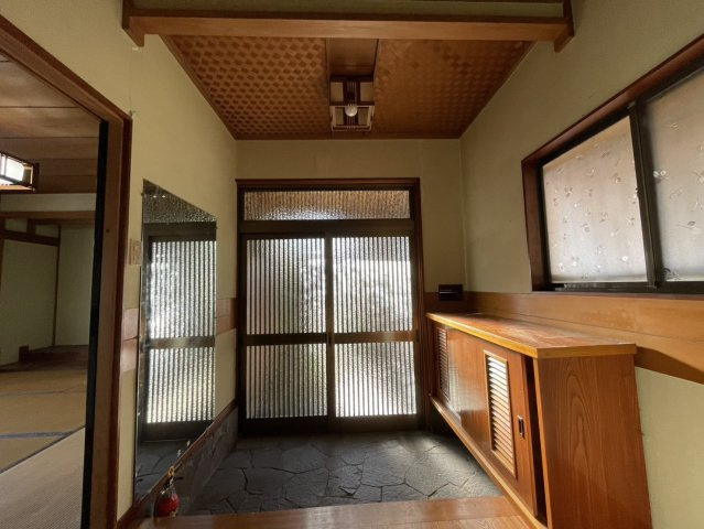 【玄関】 | 玄関は家の顔でもあり、家族以外の目にも止まる場所です。玄関は外との間を仕切る扉、靴などをしまっておく収納スペース、靴脱ぎのたたきスペース、来客とのやり取りをするドアホンなど複数のアイテムからなります。